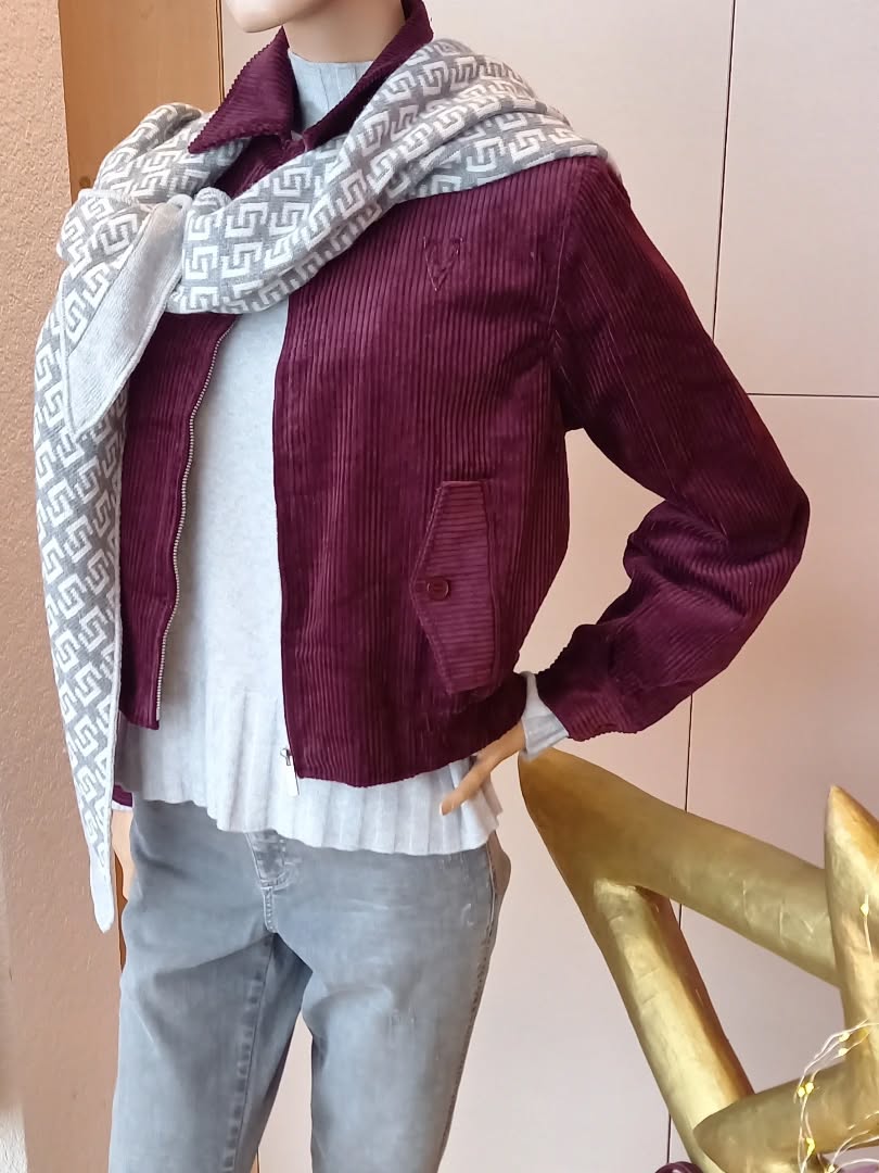 Vicci Blouson 139,90 €
XOX Pulli 89,90 €
Angels Jeans 99,90 €
Schal Wolle 65,00 €

#ruppanerschuheundmode #fischingereinzelhandel #xox #vicci #angels