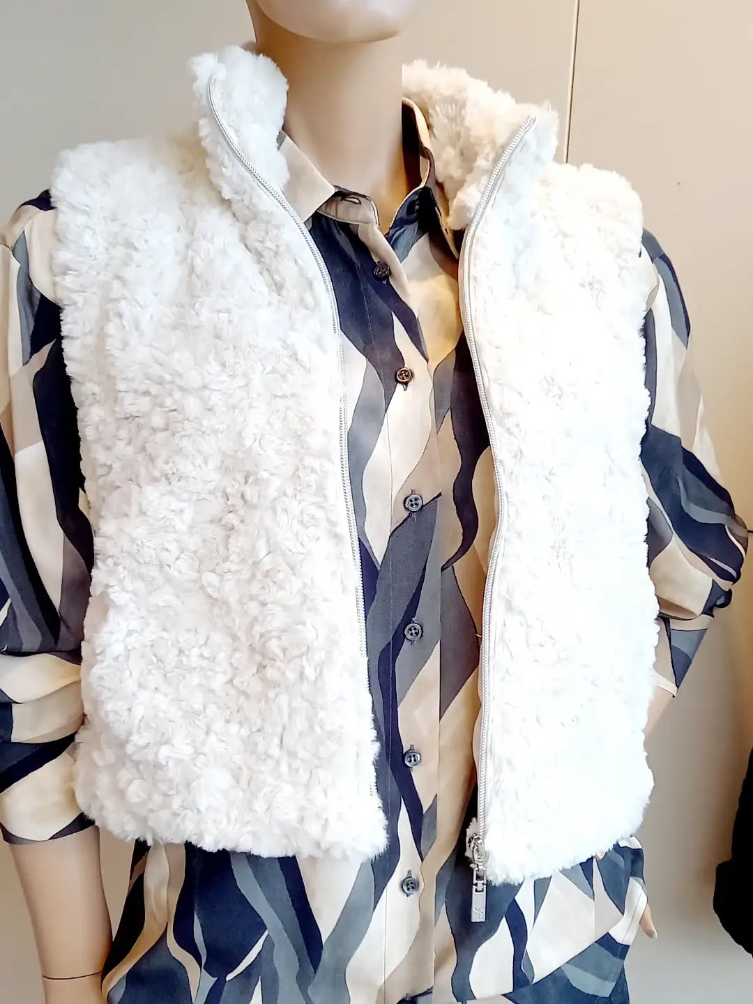 Monari Kuschelweste 119,90 €
Sommermann Bluse 129,90 €
#ruppanerschuheundmode #sommermann #monari